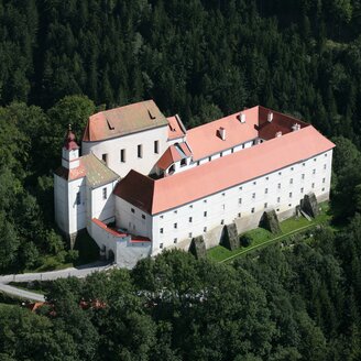 Castle Festenburg_from outside_Eastern Styria | © Burg Festenburg