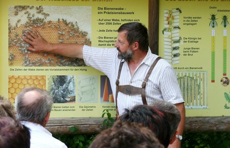 Beekeeping Kreiner_Sign_Eastern Styria | © Imkerei Kreiner