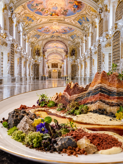 Geologische Dessertlandschaft in Barockbibliothek