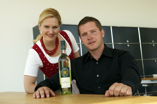 Weinbaumeister Reinhard Brolli und Ing. Bettina Ma | © Weingut Brolli-Arkadenhof