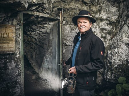 Höhlenführer Herbert Traisch am Eingang zur Höhle | © Stefan Leitner