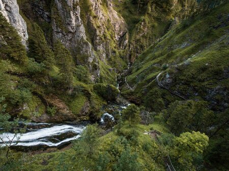 5 Wasserfälle suchen sich ihren Weg ins Tal | © Stefan Leitner