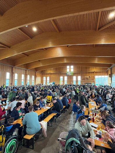Festhalle mit Menschen_Oststeiermark | © SOMA