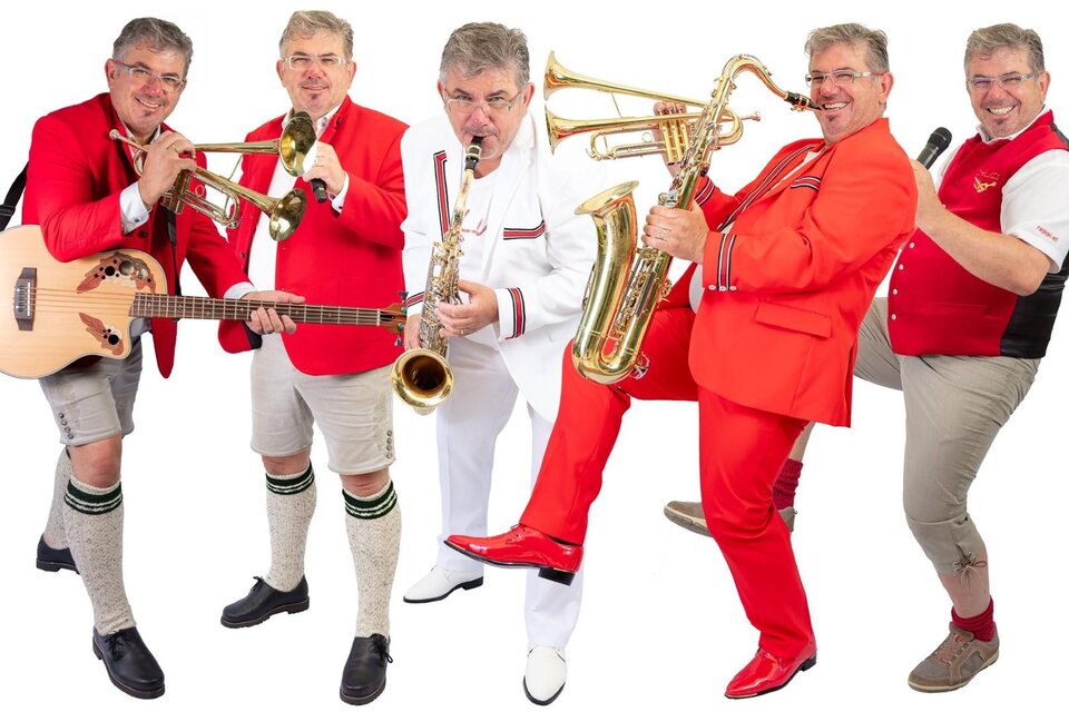 Ein Musiker in verschiedenen Outfits spielt verschiedene Instrumente. Er zeigt Freude und Energie in der Performance. | © DaLuis