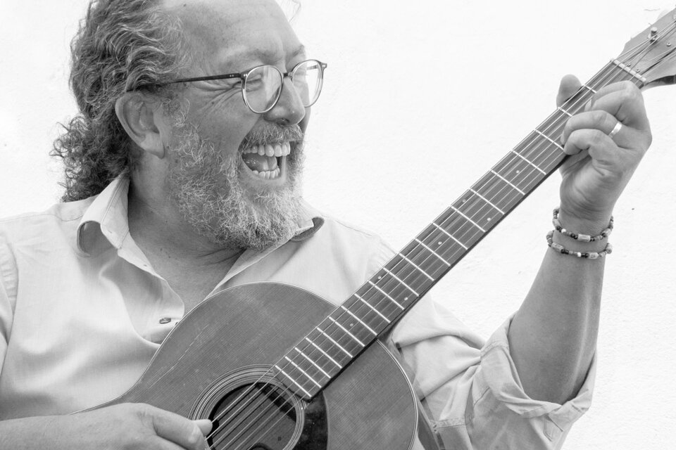 Ein älterer Mann spielt glücklich Gitarre. Er hat eine Brille und einen Bart, und sein Gesicht strahlt Freude aus. | © Oststeiermark Tourismus