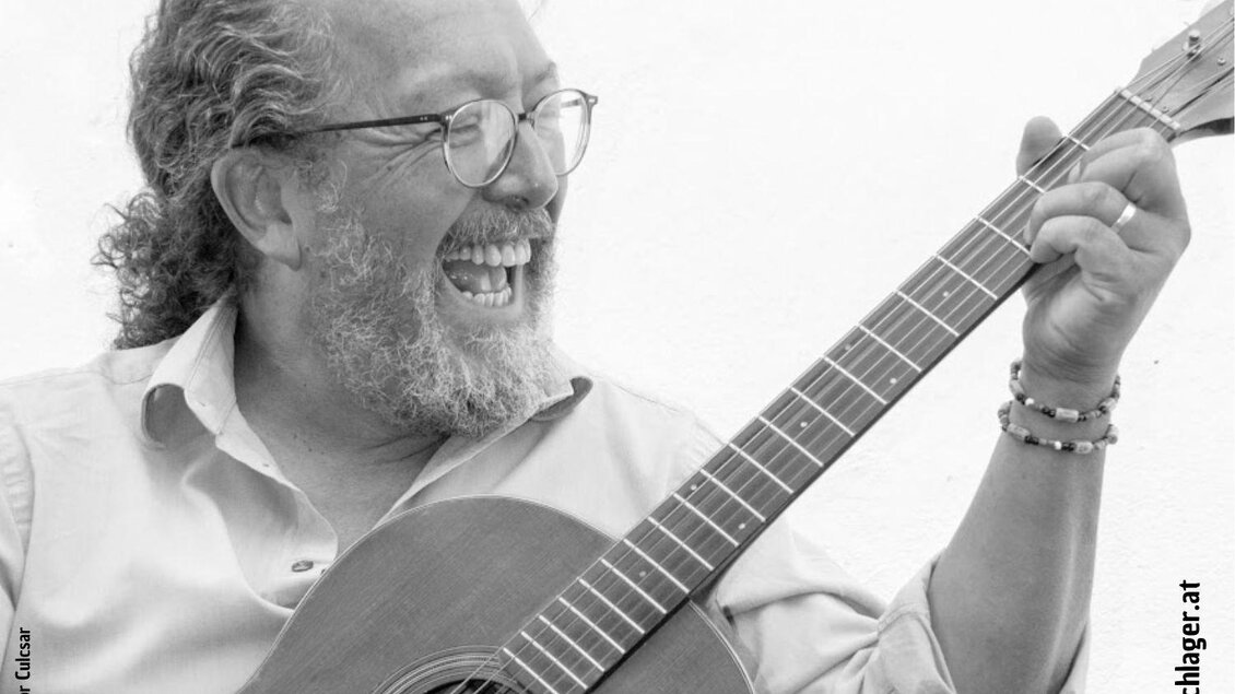 Ein lächelnder Mann spielt Gitarre und sieht fröhlich aus. Der Titel "LästerLieder" ist prominent platziert, begleitet von den Worten "Musik-Satire-Kabarett". | © Oststeiermark Tourismus