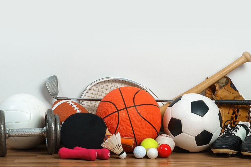 Eine Ansammlung von verschiedenen Sportarten, einschließlich Bällen, Schlägern und Gewichten. Die Ausstattung zeigt Aktivitäten wie Basketball, Fußball, Tennis und Fitness. | ©  Adobe Stock