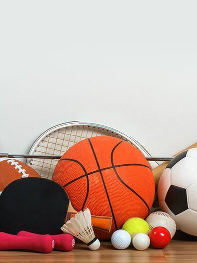 Eine Ansammlung von verschiedenen Sportarten, einschließlich Bällen, Schlägern und Gewichten. Die Ausstattung zeigt Aktivitäten wie Basketball, Fußball, Tennis und Fitness. | ©  Adobe Stock