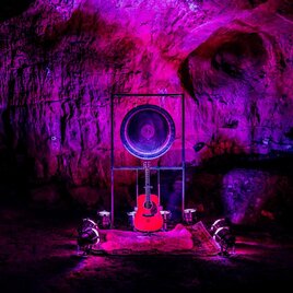 Gong und Gitarre als Klanginstallation in der Lurgrotte Peggau. | © Freilichtmoment-Sabrina Stummer