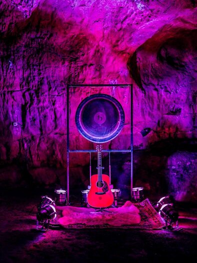 Gong und Gitarre als Klanginstallation in der Lurgrotte Peggau. | © Freilichtmoment-Sabrina Stummer