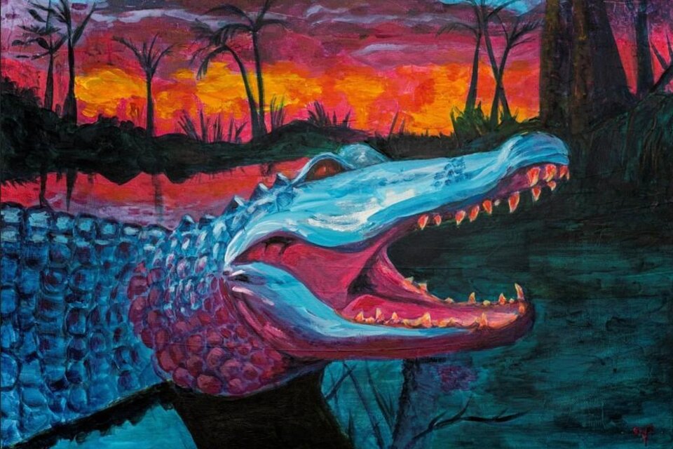 Ein farbenfrohes Gemälde eines Krokodils mit weit geöffnetem Maul. Im Hintergrund ist eine dramatische Landschaft mit einem sonnigen Sonnenuntergang und silhouettierten Bäumen zu sehen. | © vampirndl_art