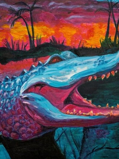 Ein farbenfrohes Gemälde eines Krokodils mit weit geöffnetem Maul. Im Hintergrund ist eine dramatische Landschaft mit einem sonnigen Sonnenuntergang und silhouettierten Bäumen zu sehen. | © vampirndl_art