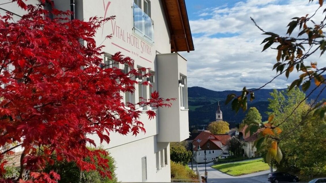 Herbstlicher Ausblick beim Vital-Hotel-Styria über die Gemeinde Fladnitz an der Teichalm | © Vital Hotel Styria