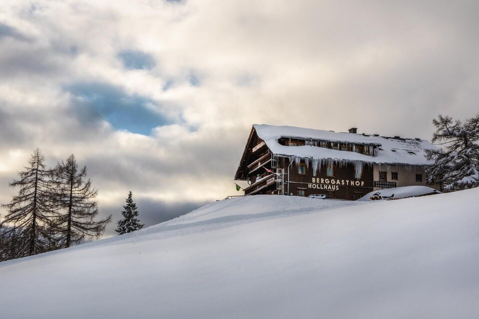 <p>Die ruhige Winterlandschaft auf der Tauplitzalm mit dem Berggasthof Hollhaus inmitten der weißen Schneedecke.</p> | © needful.at und Berggasthof Hollhaus GmbH