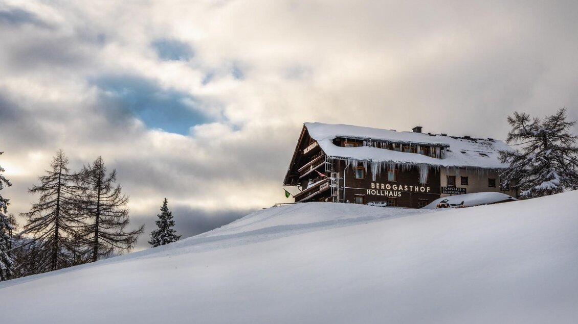 <p>Die ruhige Winterlandschaft auf der Tauplitzalm mit dem Berggasthof Hollhaus inmitten der weißen Schneedecke.</p> | © needful.at und Berggasthof Hollhaus GmbH