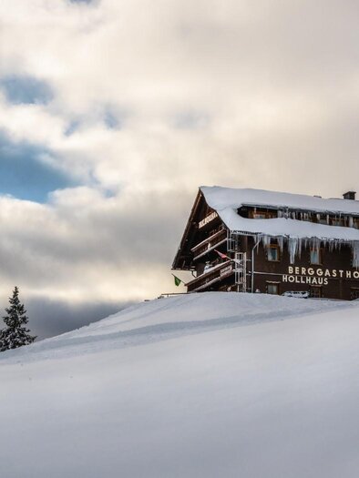 <p>The quiet winter landscape on the Tauplitzalm with the mountain inn Hollhaus amidst the white snow cover.</p> | © needful.at und Berggasthof Hollhaus GmbH