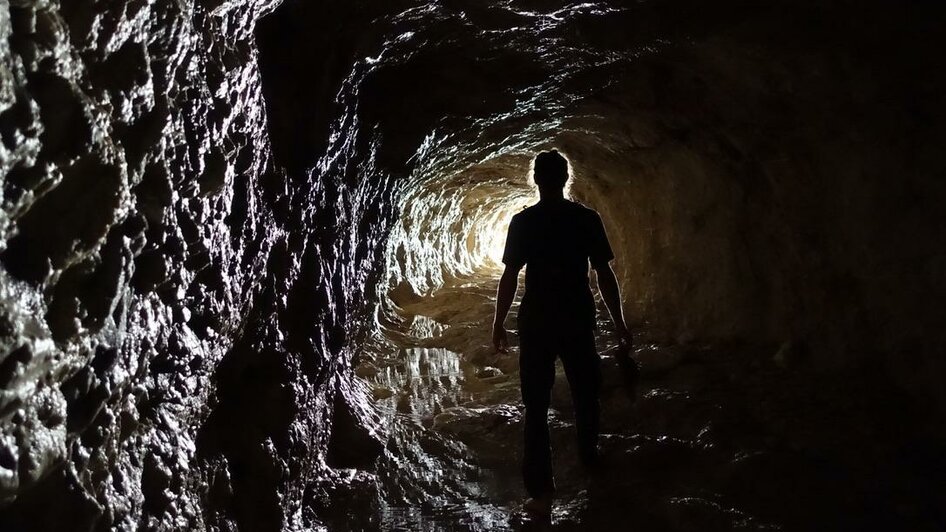 In der dunklen Höhle