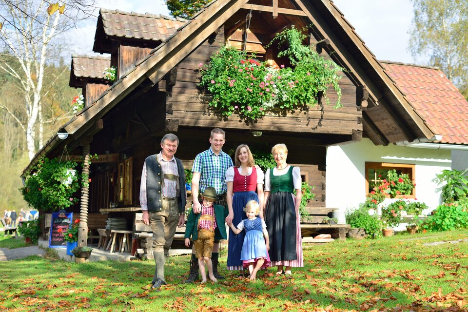 <p>zu sehen ist die Joglland Seehütte und die Familie Töglhofer in Strallegg.</p> | © K. Elmleitner