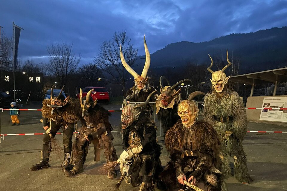 Eine Gruppe von verkleideten Menschen in mystischen und tierähnlichen Kostümen steht im Freien. Im Hintergrund sind Bäume und ein bewölkter Himmel zu sehen. | © Proleber GruamTeifl