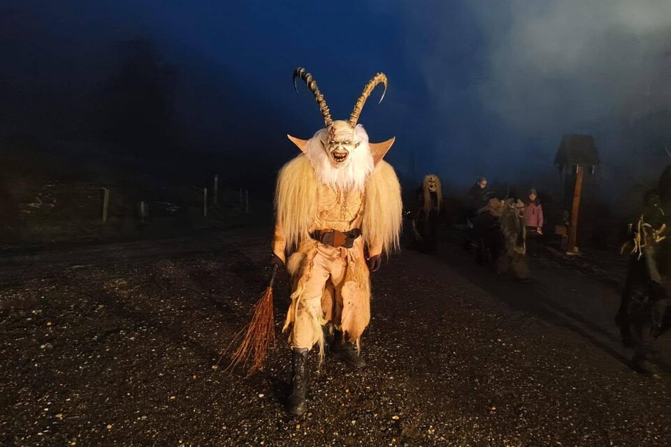 Eine farbenfrohe Maske liegt auf buntem Konfetti und Spiralen. Die Szene vermittelt festliche Stimmung und Feierlichkeit. | © Liesingtola-Köllateifln