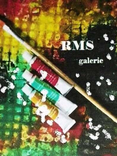 Eine kreative Anordnung von Farbklecksen auf einem bunten Hintergrund. Darunter befinden sich Tuben mit Farben und ein Pinsel. | © galerie RMS