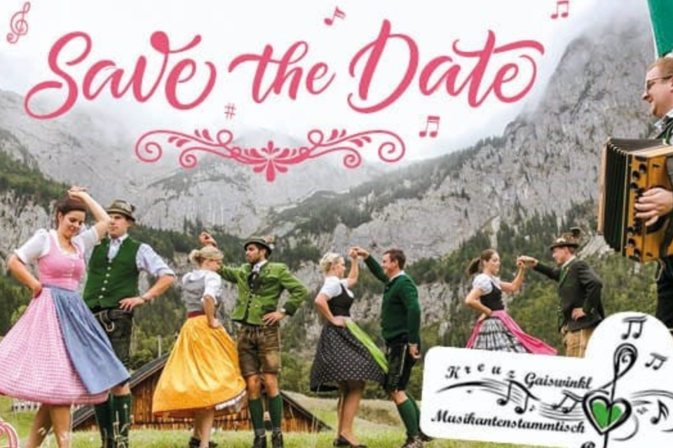 Eine Gruppe von Menschen in traditioneller Tracht tanzt vor einer malerischen Bergkulisse. Oben steht "Save the Date" mit musikalischen Noten. | © Kreuz-Gaiswinkl Musikatenstammtisch