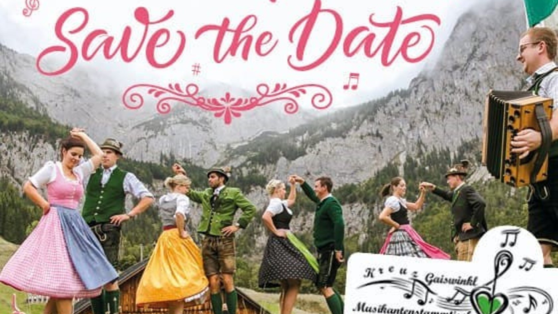 Eine Gruppe von Menschen in traditioneller Tracht tanzt vor einer malerischen Bergkulisse. Oben steht "Save the Date" mit musikalischen Noten. | © Kreuz-Gaiswinkl Musikatenstammtisch