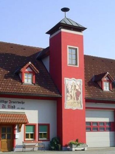 Ein Ort, an dem Zusammenhalt gelebt wird – Tag für Tag, mit Herz und Verantwortung. Zwischen Tradition und Engagement entsteht hier ein starkes Miteinander, das Sicherheit schenkt und Vertrauen wachsen lässt. Ein Platz, an dem Gemeinschaft spürbar wird – ruhig, verlässlich und voller Einsatz ist die Freiwillige Feuerwehr St. Kind für das Leben in der Region. | © FF St. Kind