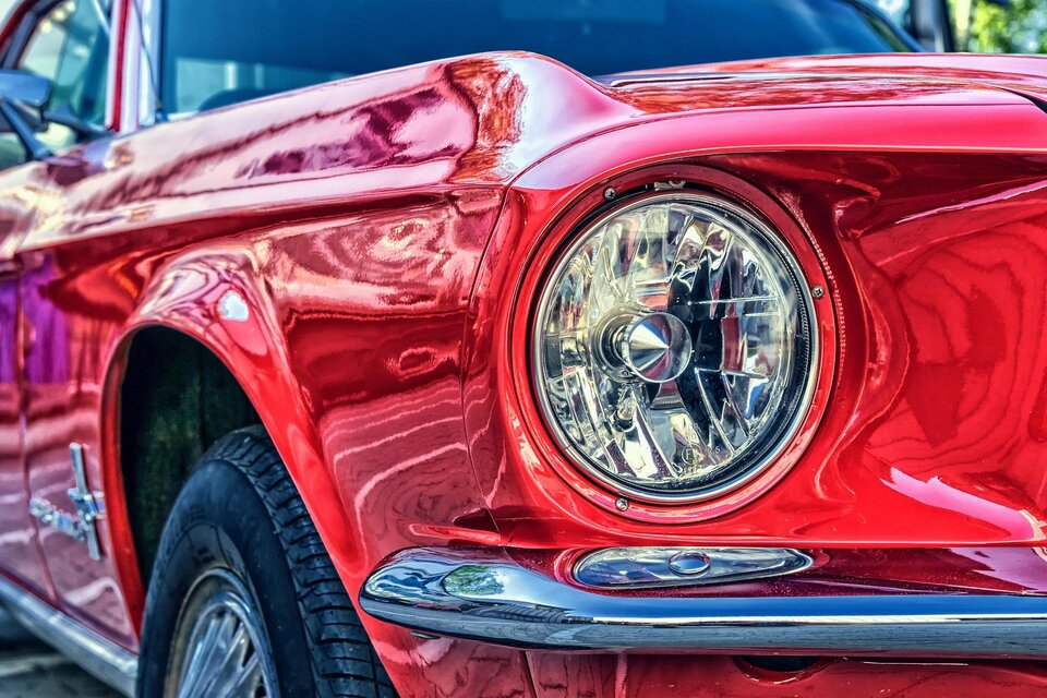 Ein rotes Auto aus den 1960er Jahren mit glänzendem Lack und auffälligen Scheinwerfern. Es hat ein klassisches Design und vermittelt ein nostalgisches Gefühl. | © Pixabay