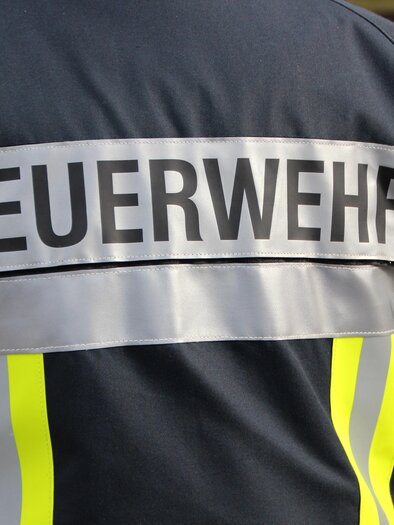 A firefighters' uniform with the word "FIRE DEPARTMENT" on the back. The jacket has reflective stripes in yellow. | © Pixabay