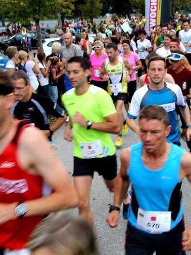 Eine lebhafte Laufveranstaltung mit vielen Teilnehmern in verschiedenen Sportoutfits. Die Läufer sind motiviert und bewegen sich schnell auf der Strecke. | © LG Apfelland