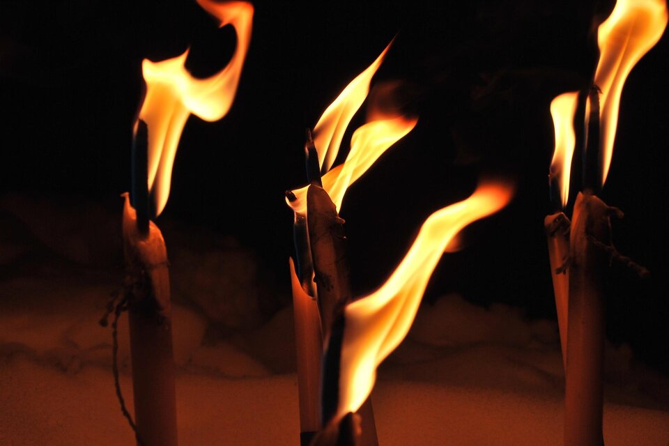 Flammen brennen an mehreren Fackeln in der Dunkelheit. Das Licht erzeugt eine warme und stimmungsvolle Atmosphäre. | © Pixabay