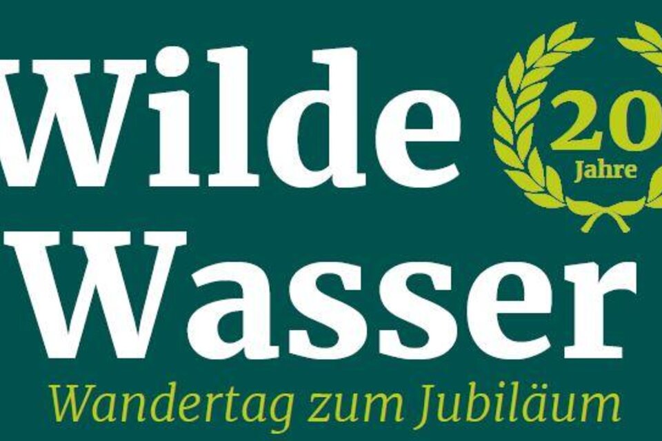 Ein Logo mit dem Text "Wilde Wasser". Es feiert den 20. Jahrestag mit dem Hinweis auf einen Wandertag.