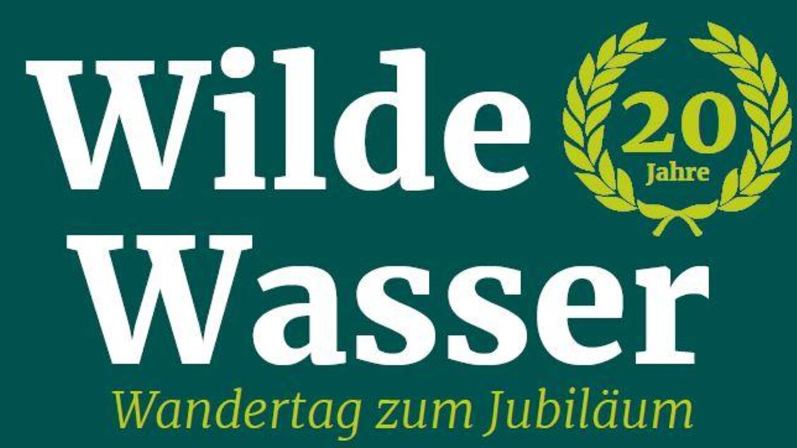 Ein Logo mit dem Text "Wilde Wasser". Es feiert den 20. Jahrestag mit dem Hinweis auf einen Wandertag.