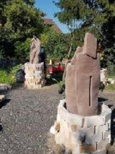 Bei den **Keramischen Tagen in Kapfenstein** verwandelt sich der Turnsaal der Volksschule in eine inspirierende Bühne für zeitgenössische Keramikkunst. Künstler:innen präsentieren handgefertigte Unikate – von dekorativen Skulpturen bis hin zu hochwertigem Gebrauchsgeschirr. Die besondere Atmosphäre, persönliche Gespräche mit den Ausstellenden und das stilvolle Ambiente machen die Veranstaltung zu einem besonderen Erlebnis für Kunst- und Handwerksliebhaber:innen. | © Gemeinde Kapfenstein