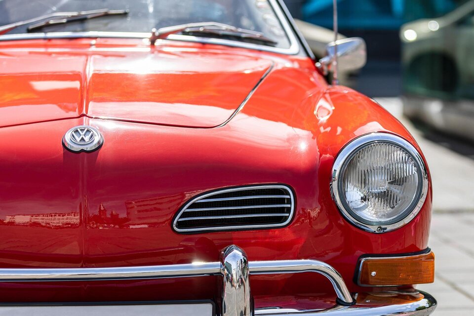 Ein rotes Auto der Marke Volkswagen mit glänzender Karosserie. Die frontale Ansicht zeigt die charakteristische Form und die Scheinwerfer. | © Pixabay