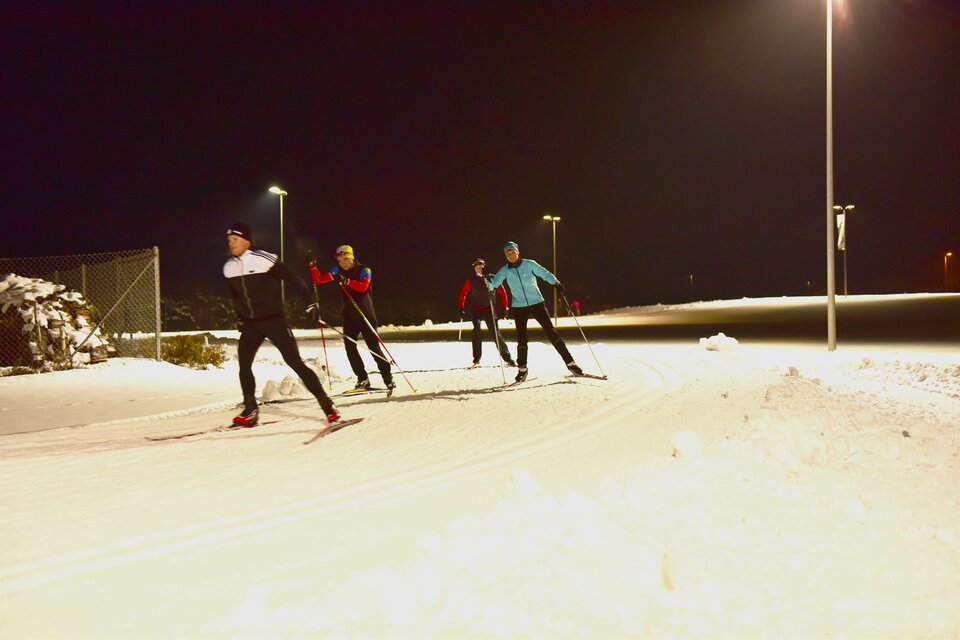 Eine Gruppe von Skifahrern übt in der Nacht auf einer schneebedeckten Strecke. Die Umgebung ist gut beleuchtet und es ist eine ruhige Winterlandschaft. | © Erlebnisregion Murtal