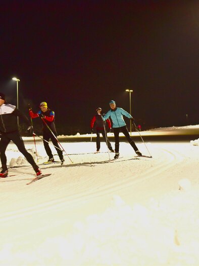 A group of skiers is practicing at night on a snow-covered slope. The surroundings are well-lit and it is a peaceful winter landscape. | © Erlebnisregion Murtal