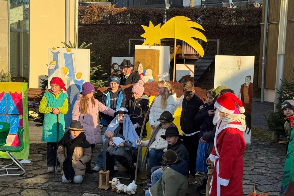 Fünf große kunstvolle Tafeln stehen im Freien. Die Bilder zeigen verschiedene Szenen mit Menschen in bunten Farben. | © Gemeinde Floing