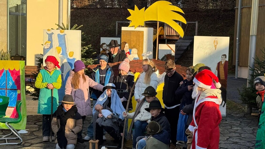 Fünf große kunstvolle Tafeln stehen im Freien. Die Bilder zeigen verschiedene Szenen mit Menschen in bunten Farben. | © Gemeinde Floing