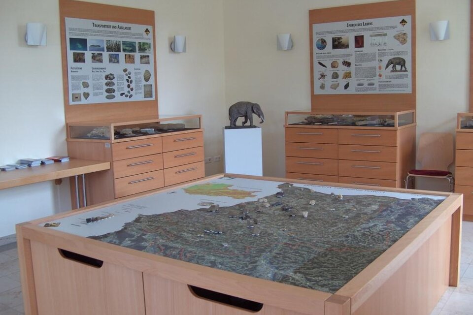 Innenansicht des Geo-Info Kapfenstein mit interaktiver Reliefkarte, Fossilien, Gesteinsproben und informativen Ausstellungstafeln – spannendes Museum für Geologie, Erdgeschichte und Naturerlebnis in der Erlebnisregion Thermen- & Vulkanland. | © Gemeinde Kapfenstein