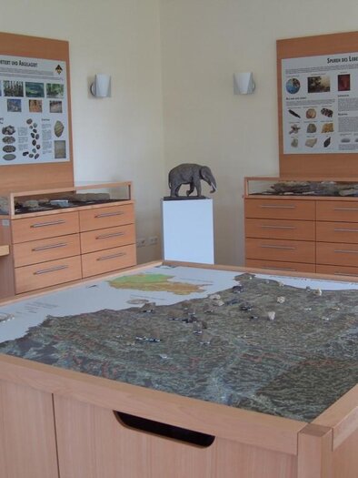 Interior view of the Geo-Info Kapfenstein with an interactive relief map, fossils, rock samples, and informative exhibition panels – an exciting museum for geology, earth history, and nature experiences in the experience region of thermal & volcanic land. | © Gemeinde Kapfenstein