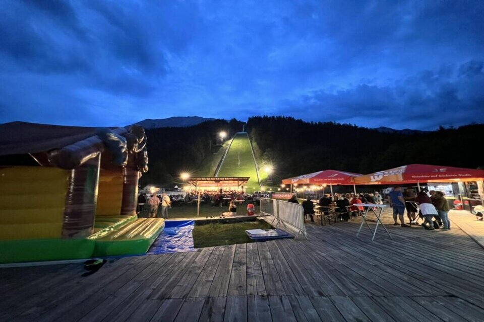 Eine festliche Szenerie bei einem unvergesslichen Sommerabend im Ausseerland mit vielen Ständen und Beleuchtung vor der Skiflugschanze am Kulm.  | © Auszeit Ausseerland