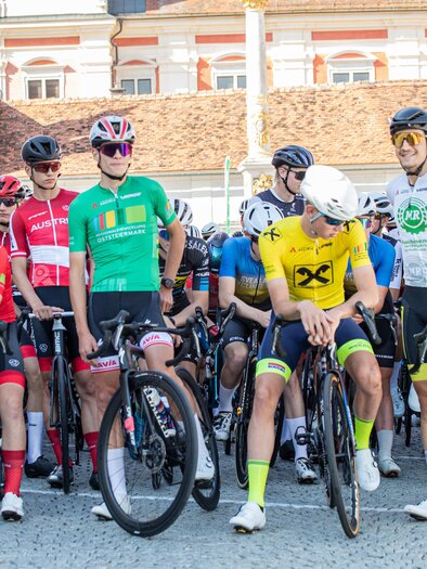 Radrennen in Bad Loipersdorf mit internationalen Teilnehmern am Start – sportliche Energie und Bewegung in der Erlebnisregion Thermen- & Vulkanland.  | © Peter Maurer