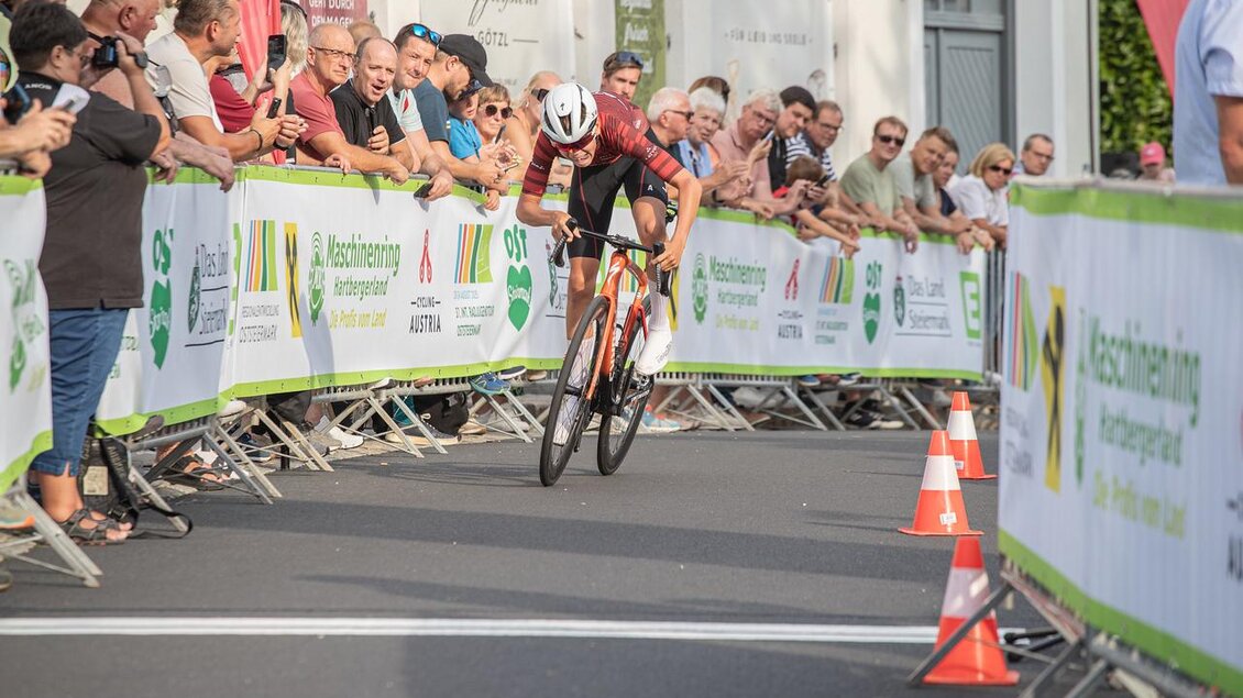 Internationale Radjugentour Etappe 1- Zieleinfahrt am Hauptplatz Stubenberg. | © Cycling Austria