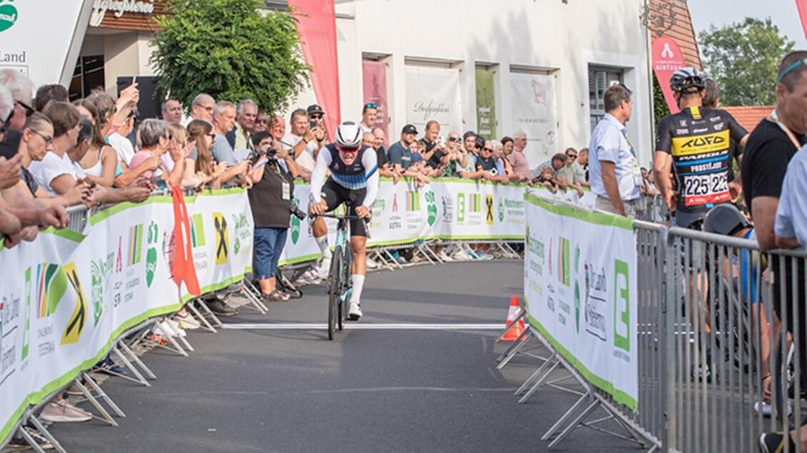 <p>Internationale Radjugentour Etappe 1- Zieleinfahrt am Hauptplatz Stubenberg.</p> | © Cycling Austria