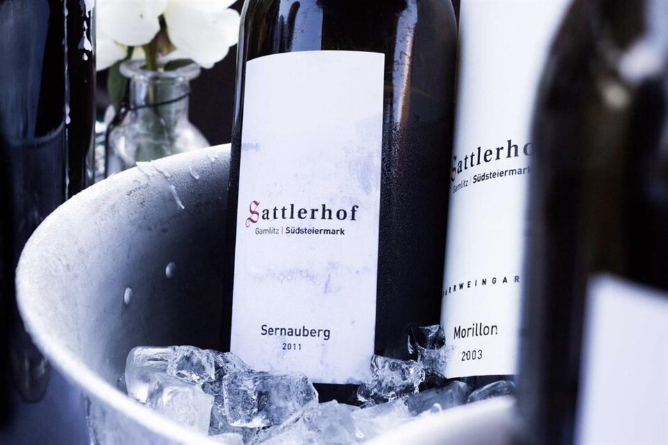 Zwei Flaschen Wein stehen in einem Eiskübel. Der Schriftzug "Sattlerhof" ist auf den Etiketten gut sichtbar. | © Genießerhotel Sattlerhof