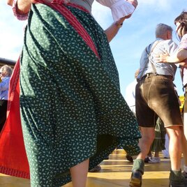 Guests in traditional attire dance on the dance floor at the rural youth festival in Arzberg | © Tourismusverband Oststeiermark