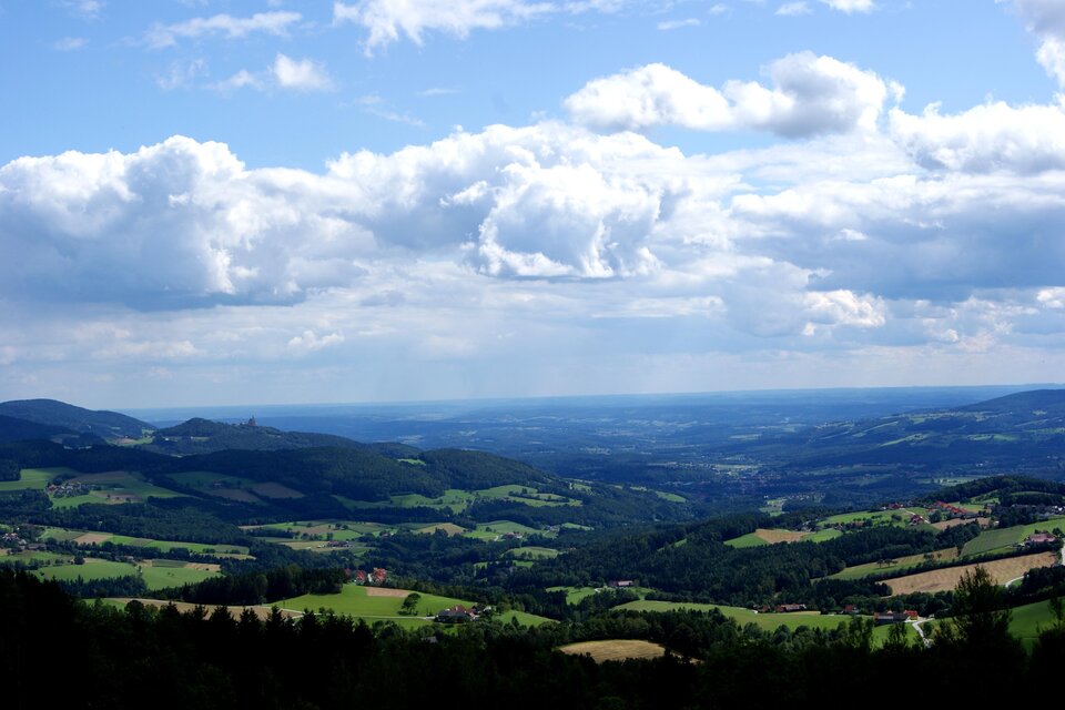 Eine schöne Landschaft mit sanften Hügeln und grünen Feldern unter einem bewölkten Himmel. Die Aussicht erstreckt sich bis zum Horizont. | © Michael Fischer