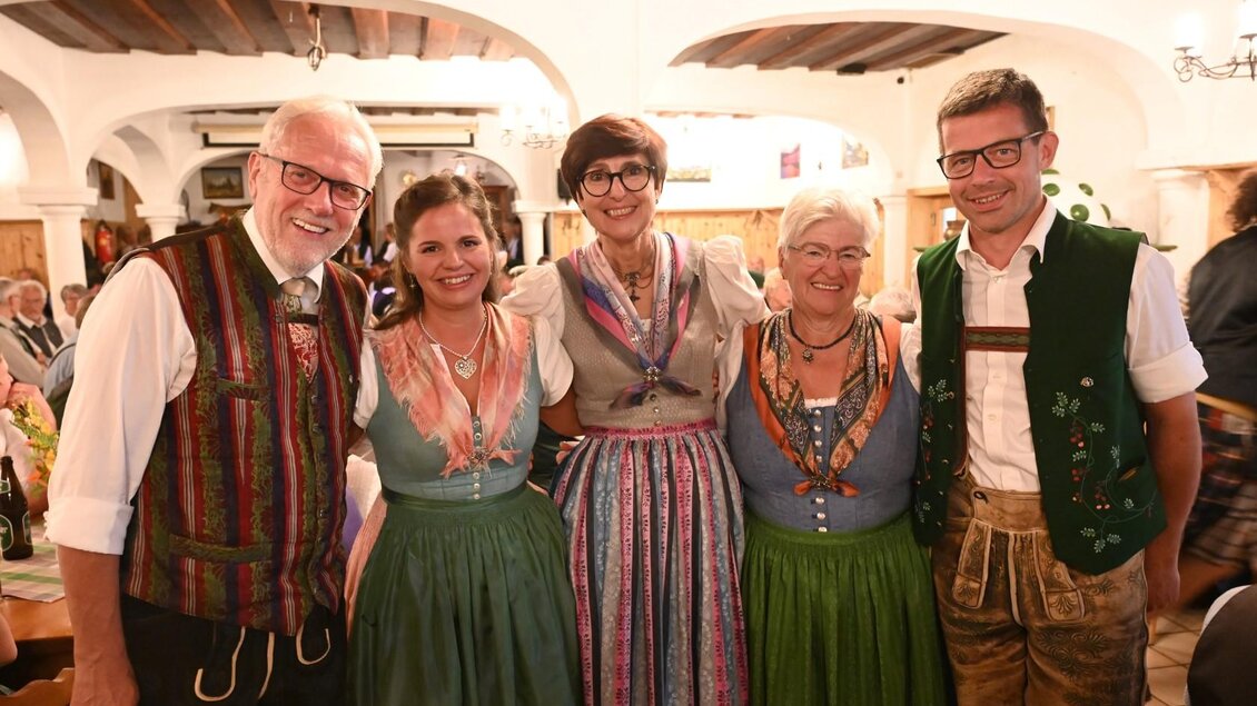 <p>Die kulturelle Arbeitsgemeinschaft Grundlsee in traditioneller Tracht steht lächelnd zusammen. Die Atmosphäre ist festlich.</p> | © Florian Seiberl